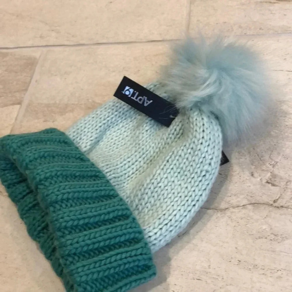 Fuzzy ball knit beanie - Picture 2 of 7